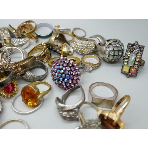 7205 - Over 150 costume rings