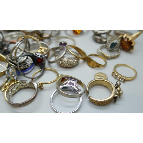 7205 - Over 150 costume rings