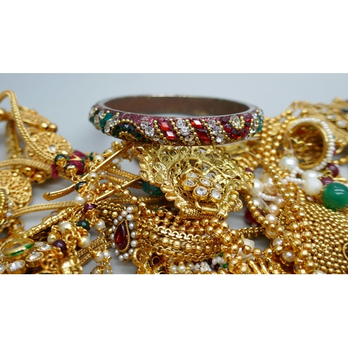 7206 - A collection of Eastern style jewellery