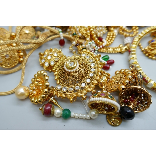 7206 - A collection of Eastern style jewellery