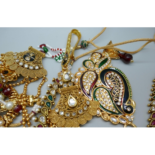 7206 - A collection of Eastern style jewellery