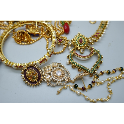 7206 - A collection of Eastern style jewellery