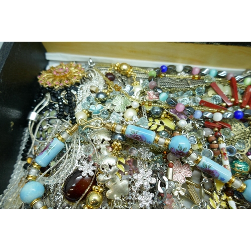 7215 - A collection of costume jewellery