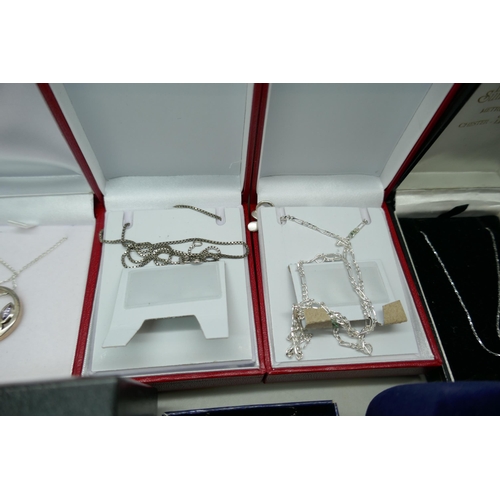 7217 - A collection of silver and plated jewellery