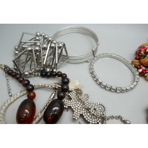 7218 - A collection of costume jewellery