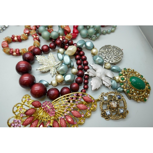 7218 - A collection of costume jewellery