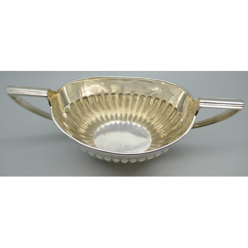 7307 - A Victorian two handled suagar basin with fluted detail, Sheffield 1894, 104g, 7.2cm height includin... 