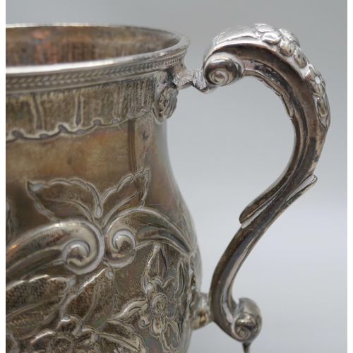 7312 - A George III embossed silver tankard with floral decoration, I.B, London 1817, 300g, 10.3cm