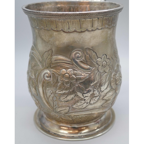 7312 - A George III embossed silver tankard with floral decoration, I.B, London 1817, 300g, 10.3cm