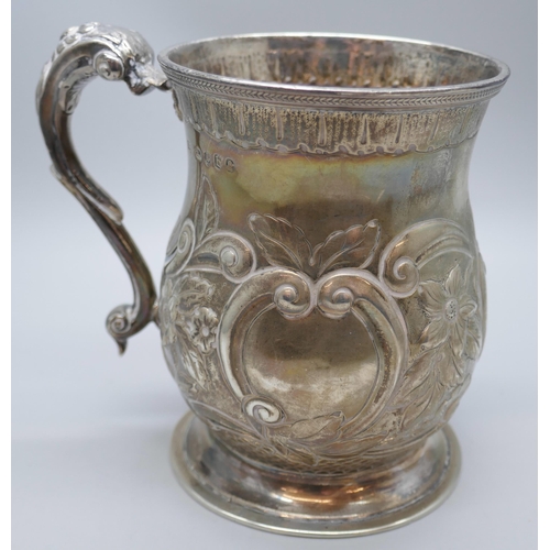 7312 - A George III embossed silver tankard with floral decoration, I.B, London 1817, 300g, 10.3cm