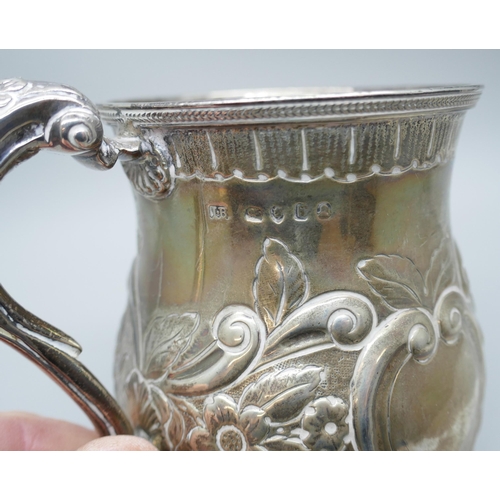 7312 - A George III embossed silver tankard with floral decoration, I.B, London 1817, 300g, 10.3cm