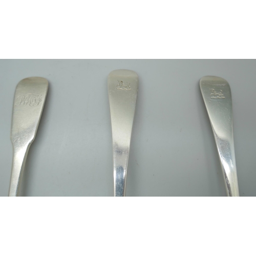 7317 - Two silver serving spoons, two silver ladles, and a silver table spoon, 290g