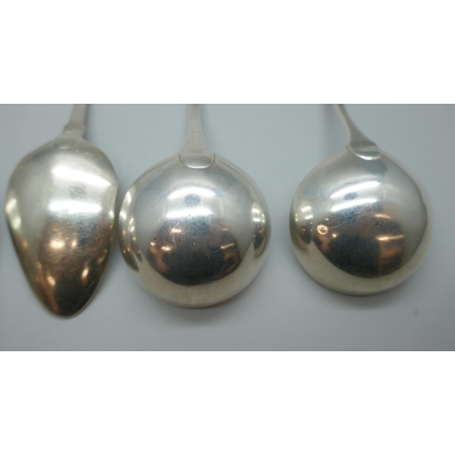 7317 - Two silver serving spoons, two silver ladles, and a silver table spoon, 290g