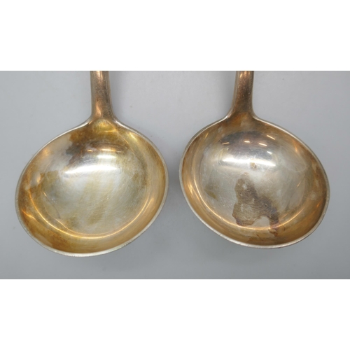 7318 - A pair of silver ladles, Josiah Williams & Co, London 1905, 162g