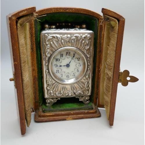 7329 - An Edward VII small silver carriage clock, by Goldsmiths & Silversmiths Co., London 1904, 334g total... 