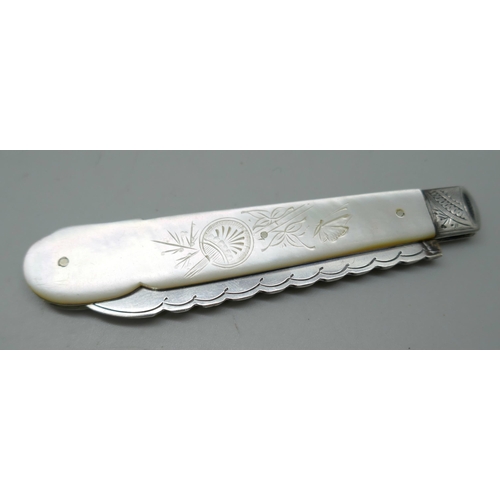 7334 - A silver bladed fruit knife with engraved decoration to  the mother of pearl handle and blade, Sheff... 