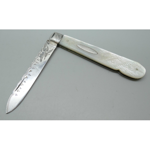 7334 - A silver bladed fruit knife with engraved decoration to  the mother of pearl handle and blade, Sheff... 