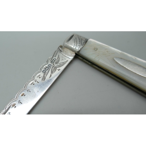 7334 - A silver bladed fruit knife with engraved decoration to  the mother of pearl handle and blade, Sheff... 