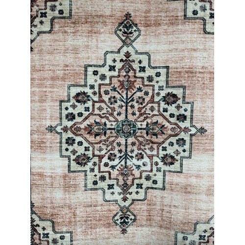 3083 - A traditional style rug - 5ft x 7ft