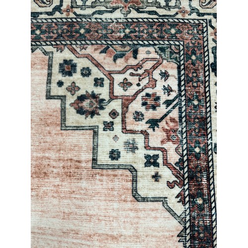 3083 - A traditional style rug - 5ft x 7ft