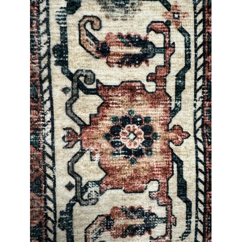 3083 - A traditional style rug - 5ft x 7ft