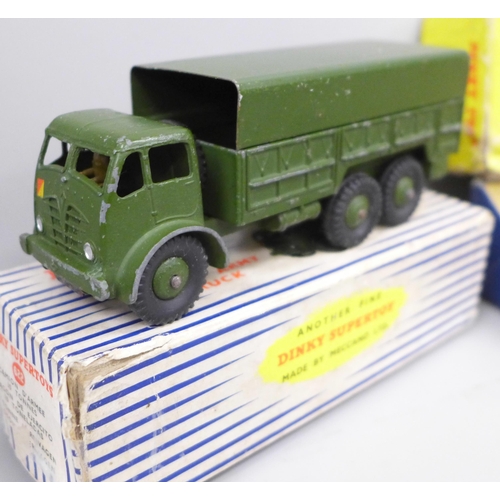 2021 - Two Dinky Toys, 622 10-Ton Army Truck and 697 25-Pounder Field Gun Set, boxed