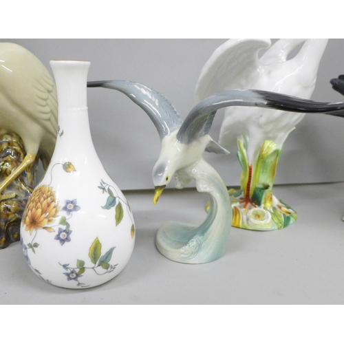 2061 - Four bird figures, Goebel golden oriole and silver gull, an early 20th Century swan and stork vase, ... 