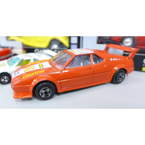 2071 - A collection of die-cast model vehicles includes six boxed classic cars, Matchbox Ferrari, Lledo rac... 