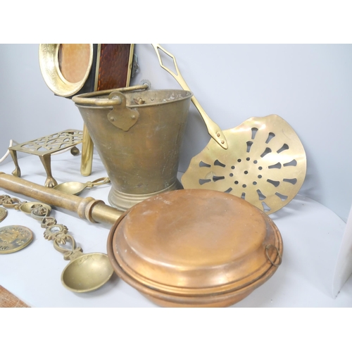 2135 - A box of brass and copper including trivet, pail, bed pan, coach light, etc.