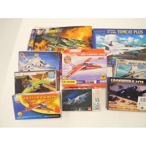 2158 - A collection of model kits, includes Airfix, Revell, etc.