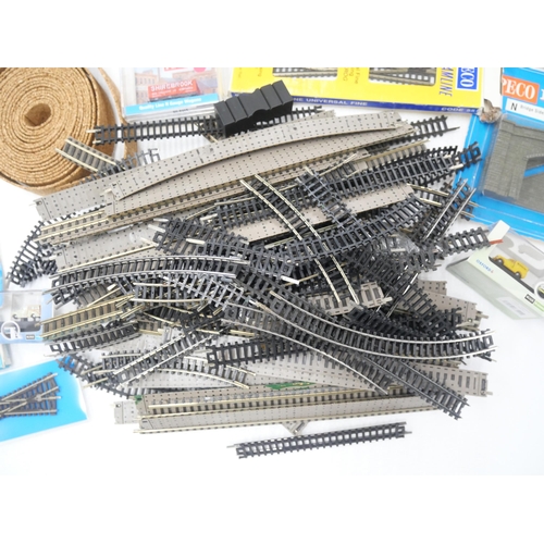 2160 - A box of N gauge track and accessories including Peco