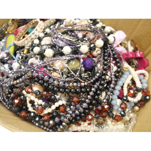 2175 - A box of costume jewellery