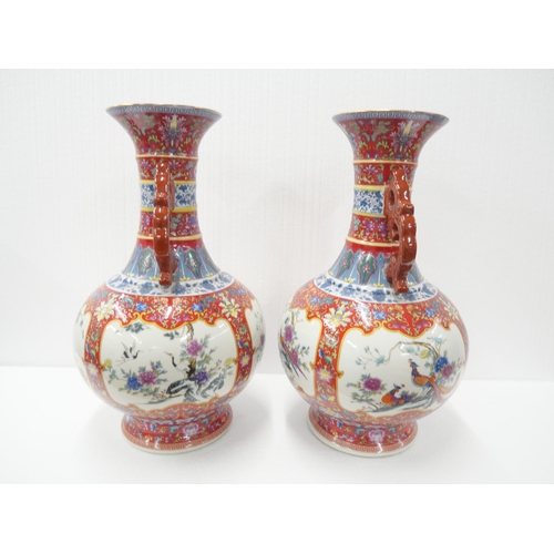 2181 - A pair of Chinese Qianlong vases with red famille rose design and motif scenes of birds. With stamp ... 