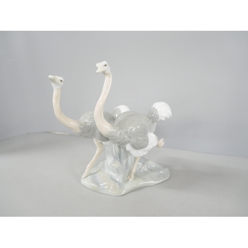 2186 - A Nao porcelain figure depicting two ostriches. three other Porceval bird figures, and a table lamp ... 