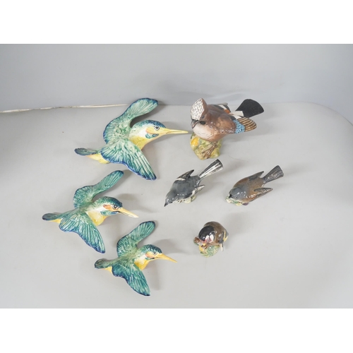 2189 - A collection of Beswick bird figures includes a goldfinch, whitethroat, grey wagtail, jay bird and a... 