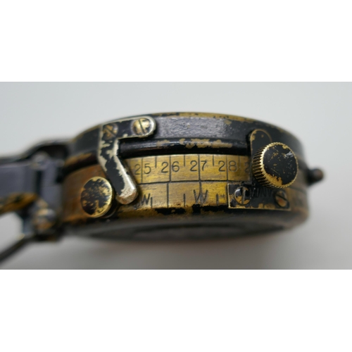 2228 - A World War I marching compass, marked 1917