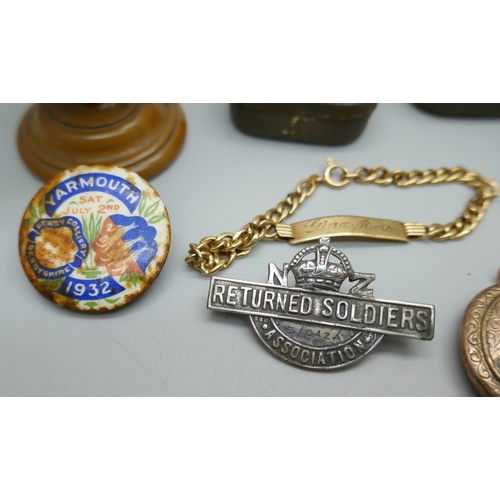 2230 - A silver NZ Returned Soldiers Association badge, a Yardley Beauty School badge, ARP buttons, a Jerus... 