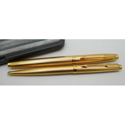 2245A - A Parker fountain and ballpoint pen, fountain pen with 14ct gold nib, also with instruction leaflet/... 