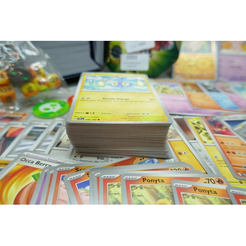 2251 - A large collection of Pokémon cards with holographic in collectors tin, no energy cards