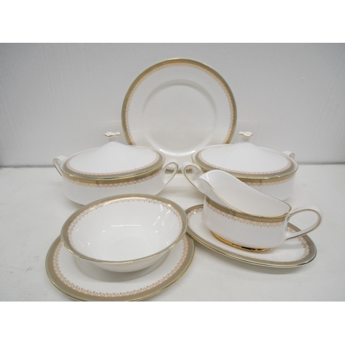 2295 - A Paragon dinner service in the Kensington pattern to include six dinner plates, six smaller plates,... 