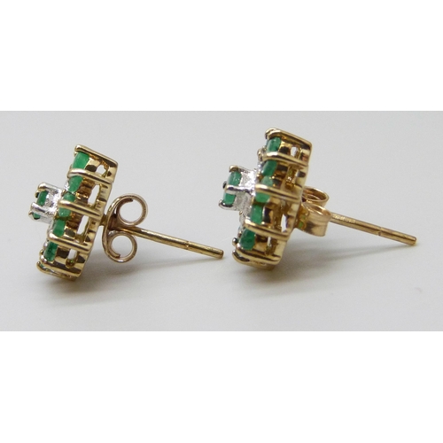 7013 - A 9ct gold and emerald cluster ring, P, 1.8g, and a pair of 9ct gold and emerald cluster earrings, 2... 