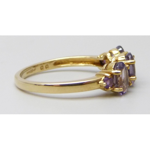 7039 - A 9ct gold ring set with amethysts, 2.3g, N