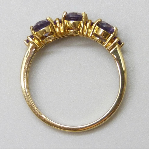 7039 - A 9ct gold ring set with amethysts, 2.3g, N