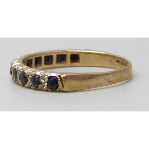 7043 - A 9ct gold blue stone set ring, 1.5g, L