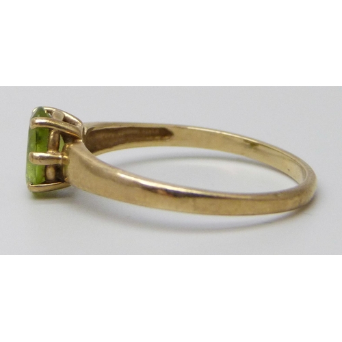 7050 - A 9ct gold peridot solitaire ring, 1.4g, P