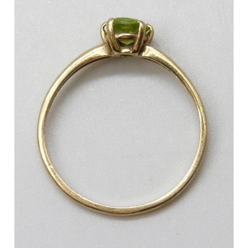 7050 - A 9ct gold peridot solitaire ring, 1.4g, P