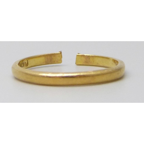 7061 - A 22ct gold ring, a/f, 2g