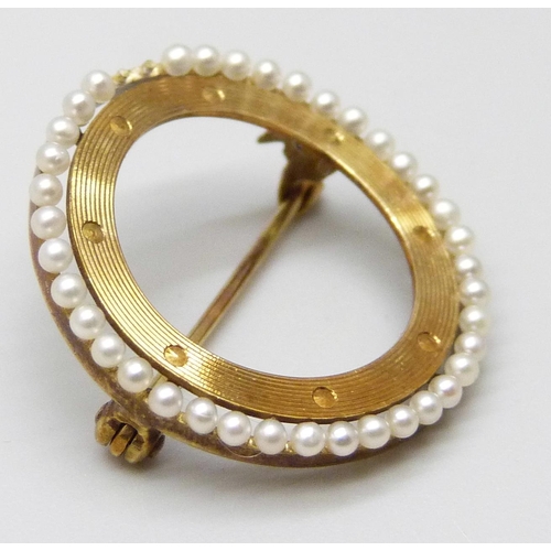 7068 - A 14ct gold circular brooch with seed pearl border, lacking two pearls and misshapen, 2.5g, 2.2cm