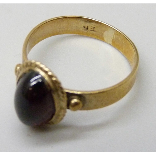 7082 - A 9ct gold cabochon garnet ring, 2.9g, N/O