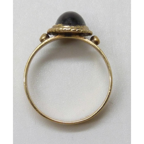 7082 - A 9ct gold cabochon garnet ring, 2.9g, N/O